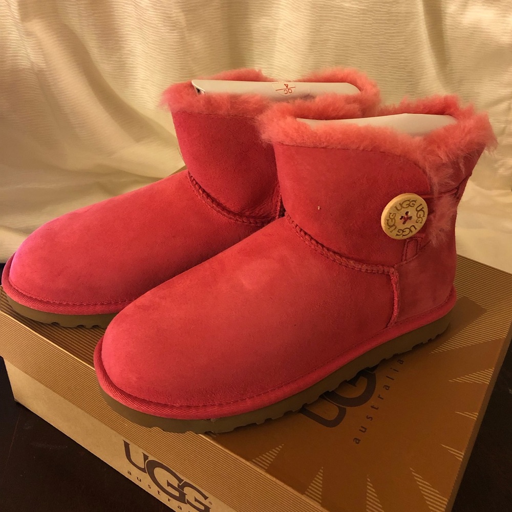 ⭐️NWT💯UGG Mini Bailey Button Boot in Pink